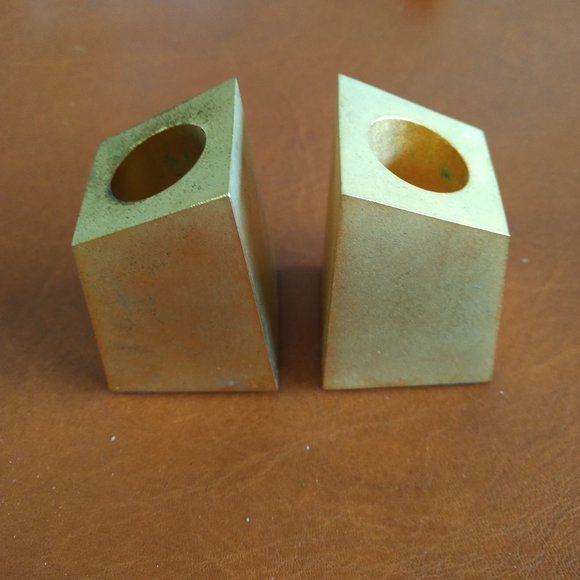 PAIR OF MATTE GOLD SHORT ANGULAR CANDLESTICKS - Picture 2 of 5